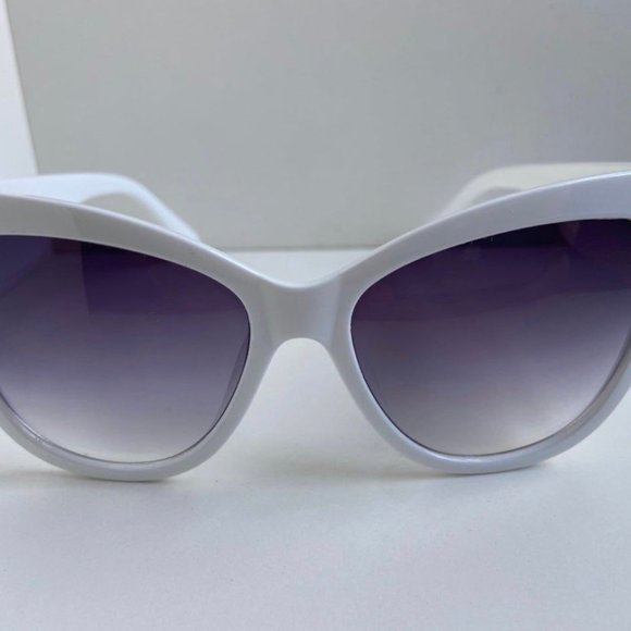 New Fashionista Oversized Elegant White Cats Eye Womens Sunglasses - Picture 2 of 12